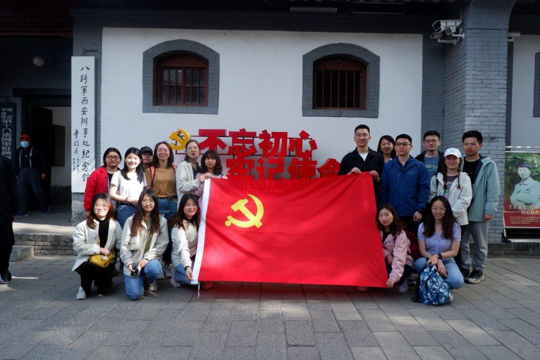 记者:本泽马寻求冬窗租借离队,若要重返里昂需要大幅降薪